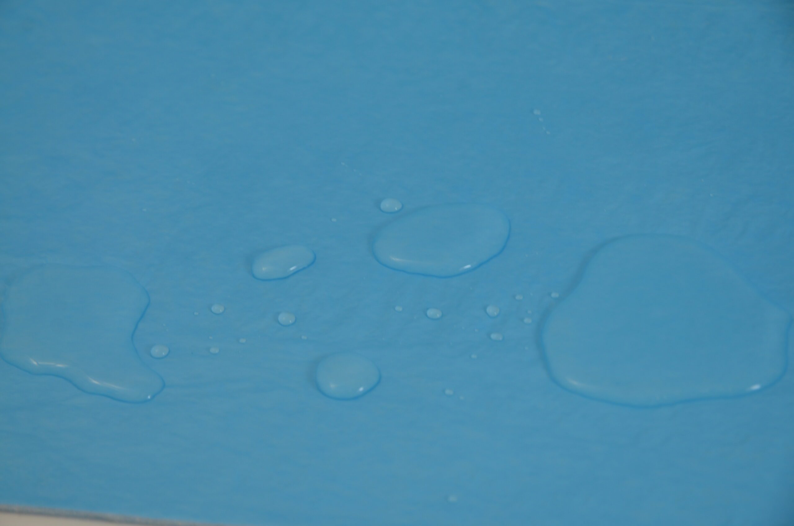Imperméabilité de la fibre respirante AccessProtec avec gouttes d'eau en surface
